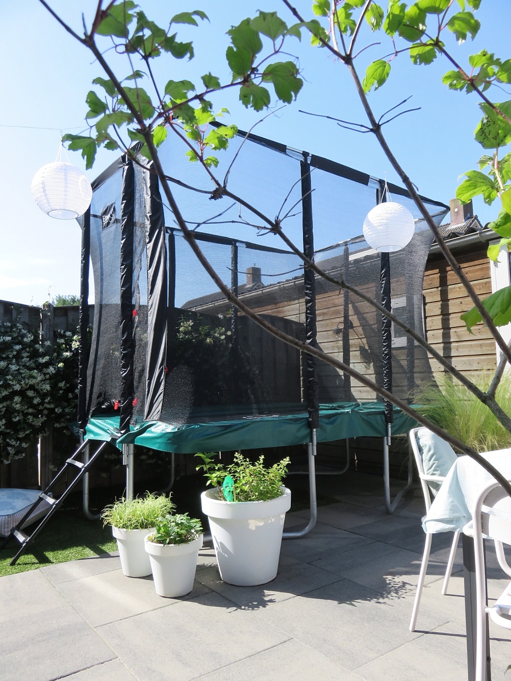 Mening Efficiënt Kinematica Een trampoline in een kleine tuin